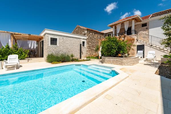 Apartment Varos with shared pool, Rezervați Apartament Ugljan Ugljan Island