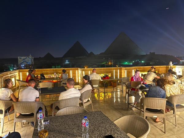 Queen Isis pyramids view, Rezervați  Hoteluri în Cairo Governorate cu parcare, Parcare