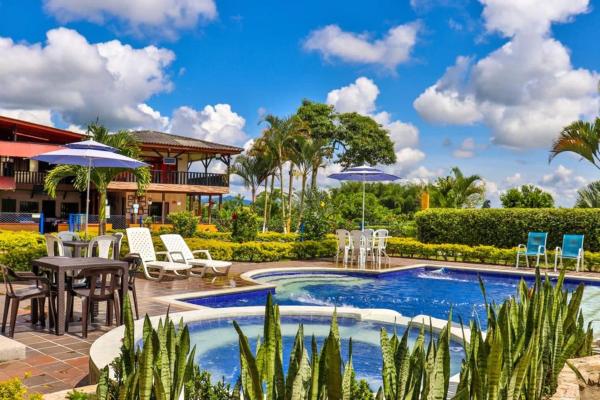 Finca Hotel los Alpes, Rezervați  Hoteluri în Quindio cu parcare, Parcare