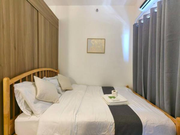 1BR Condotel with Balcony at FAME Residences #FM55, Rezervați  Hoteluri în Luzon cu piscină, Piscină