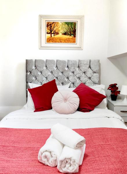 Tower Bridge Roomzzzz BnB, Rezervați Bed and Breakfast Londra Londra Mare, aproape de Execution Dock