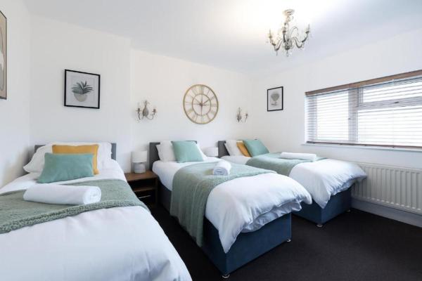 Elegant 3BR Leeds Home Sleeps 7 Crew Friendly, Rezervați  Hoteluri în Yorkshire Moors cu parcare, Parcare
