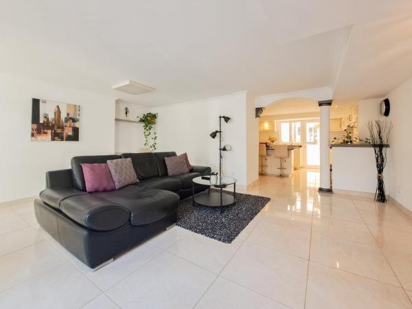 Spacious modern apartment in peacefull Las Coloradas, close to Papagayo Beaches, Rezervați Apartament Hoteluri în Canary Islands cu parcare, Parcare