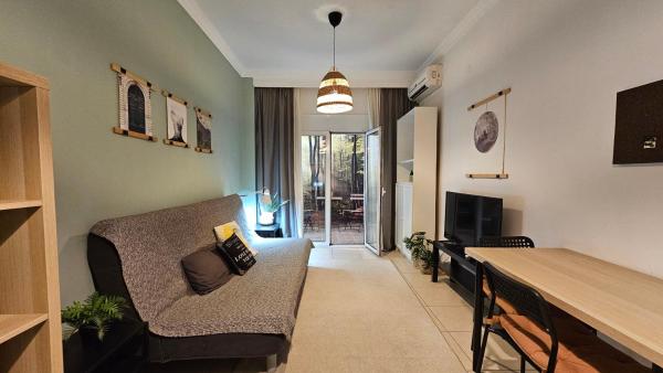 Walk Everywhere - Peaceful, Lovely, 1st floor, flat near Agias Sofia Church, Rezervați  Hoteluri în Macedonia cu parcare, Parcare