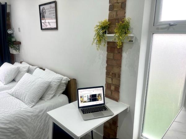 Great Studio near Luton Airport - SUPER HOST 3 YEARS RUNNING!, Rezervați  Luton Bedfordshire