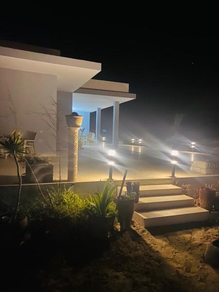 Beach house wing in kerkennah island. Fully equipped place for 4 guests and peaceful relaxing stay. Calm sea and beautiful sun rise that can be enjoyed straight on the beach or from the house terrace, Rezervați  Ouled Yaneg Sfax