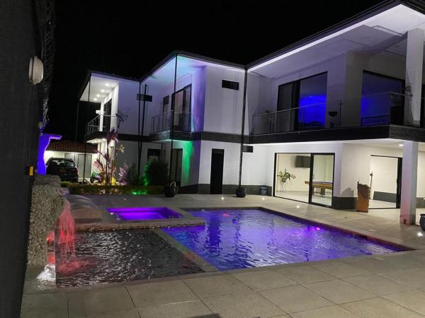 Chalet El Pilar Bacelona Quindio, Rezervați Cabana Hoteluri în Barcelona cu piscină, Piscină