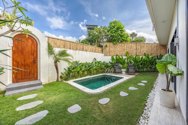 Pool Garden Private 2BR Villa - 10 min to Finns Beach Club, Rezervați  Hoteluri în Badung cu piscină, Piscină