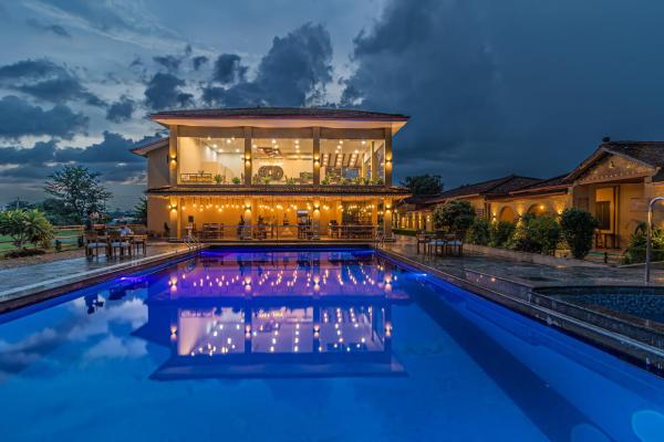 Munal and Mayur Resort - Wellness Retreat Pvt Ltd, Rezervați  Hoteluri în Chitwan National Park cu piscină, Piscină