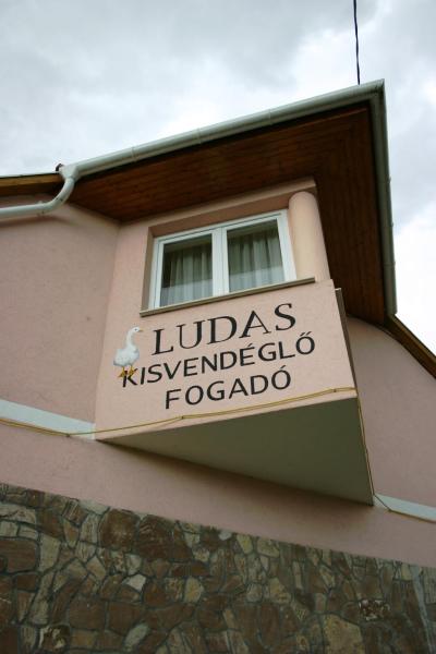 Ludas Fogadó, Rezervați Bed and Breakfast Hoteluri în Central Transdanubia cu parcare, Parcare