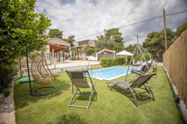 Anax Villa, Rezervați  Agii Theodori 