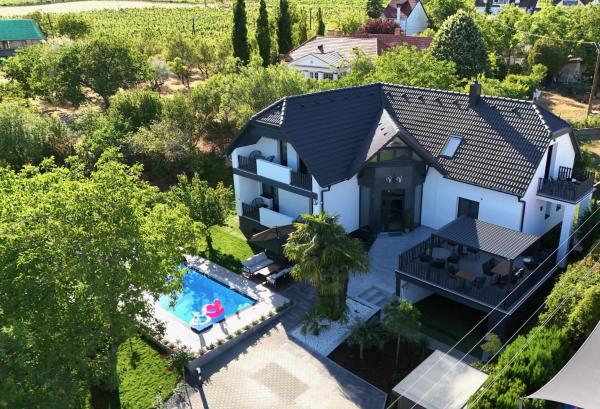 Boutique Villa Vanilla, Rezervați  Hoteluri în Central Transdanubia cu parcare, Parcare