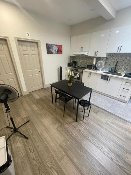 King-Queen Walk-in Residence - Walk to CN TOWER,SUBWAY,CONCERTS,PUBS,PARKING, Rezervați  Toronto 