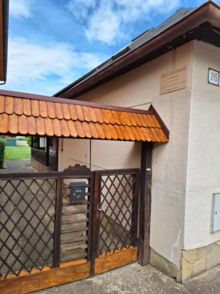 RETRO Apartmány Podhájska, Rezervați  Hoteluri în Nitriansky kraj cu parcare, Parcare
