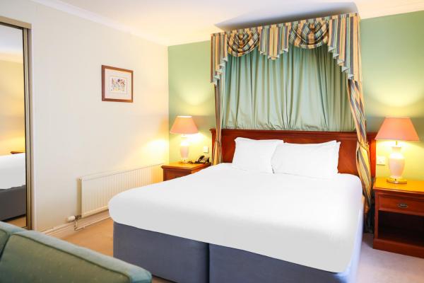 The Courtyard Hotel Near Leeds, Rezervați  Hoteluri în Yorkshire Moors cu parcare, Parcare