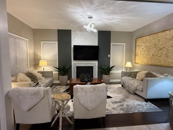 Luxurious Villa 3 Living Rooms, 1 sofa bed, 4 bedrooms, 4 Beds, 4 Toilets, 1 hour To Toronto, Rezervați   