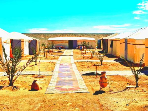 Tigmi Desert Camp, Rezervați  Hoteluri în Meknes-Tafilalet cu parcare, Parcare