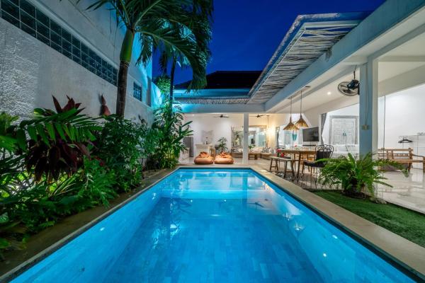 Villa GR888 - Central Seminyak 3BR Pool Villa - Walk to Beach and Eat Street, Rezervați  Hoteluri în Bali cu parcare, Parcare