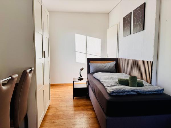 Premium Quartier Merseburg - 6 Schlafzimmer - bis 12 Personen - Transporter-Parkplatz - WLAN, Rezervați  Hoteluri în Garz cu parcare, Parcare