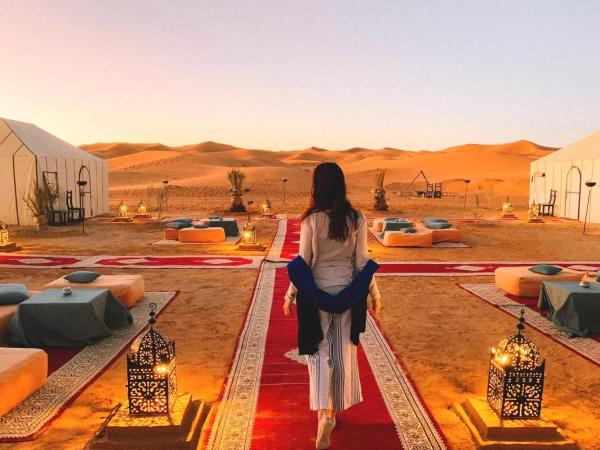 Whispering Desert Luxury Camp, Rezervați  Hoteluri în Meknes-Tafilalet cu parcare, Parcare