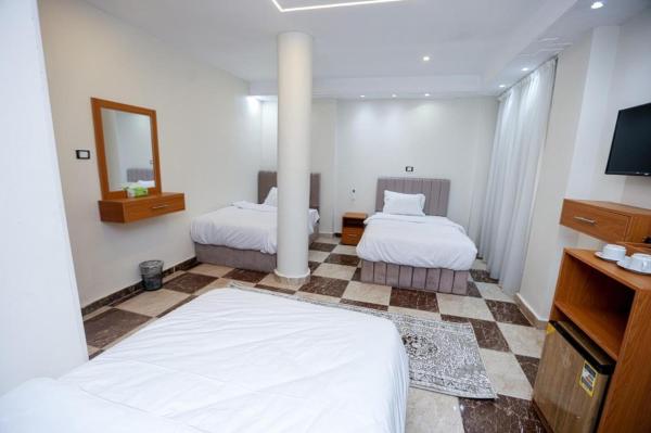 7 pyramids inn