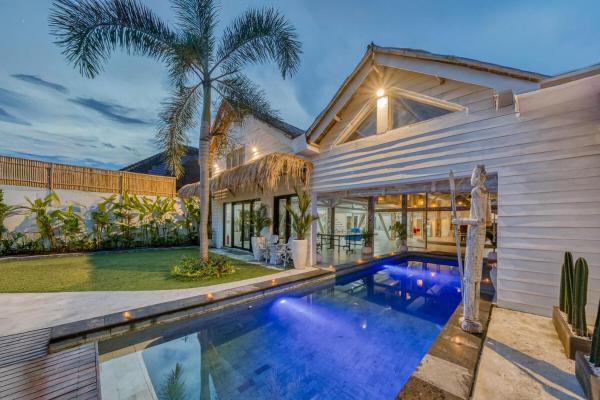 Serene 4BD Tropical Villa 5 Mins to Cemagi Beach, Rezervați  Cemagi Bali