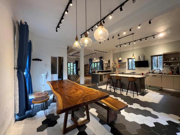 Dốc Mộng Mơ Homestay & Villa, Rezervați  Hoteluri în Kon Tum cu parcare, Parcare
