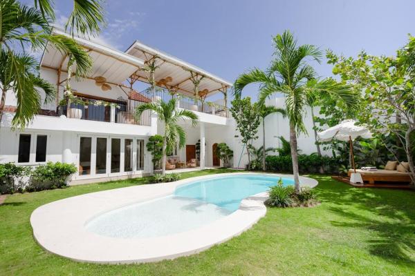 Luxurious & Bespoke Upscale 3BR Villa in Canggu, Rezervați  Hoteluri în Bali cu parcare, Parcare