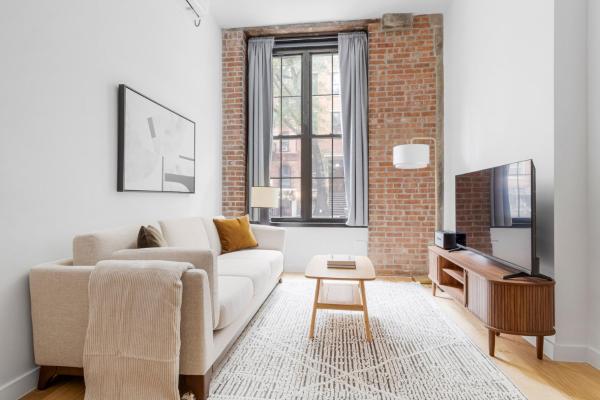 Blueground Ukrainian Village view nr Tompkins Square Park NYC-2072, Rezervați  Lower East Side New York