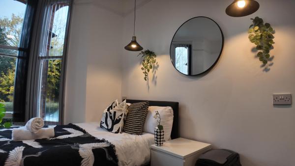 Private, Stylish Studio with Parking in City, Rezervați  Birmingham West Midlands