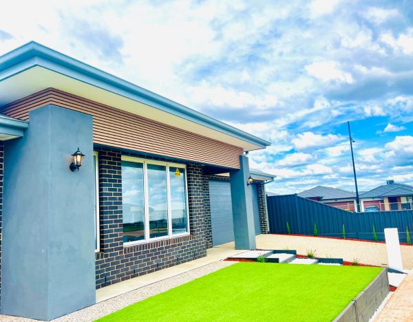 Modern 4 Bed 4 Bath Family friendly Villa, Rezervați  Melton South Victoria