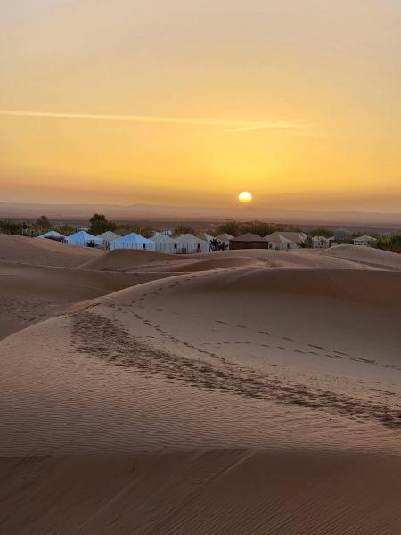 Desert Live Luxury Camp, Rezervați  Hoteluri în Meknes-Tafilalet cu parcare, Parcare
