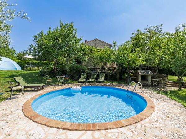 Holiday Home Village Family House Ranka by Interhome, Rezervați  Hoteluri în Pifari cu piscină, Piscină
