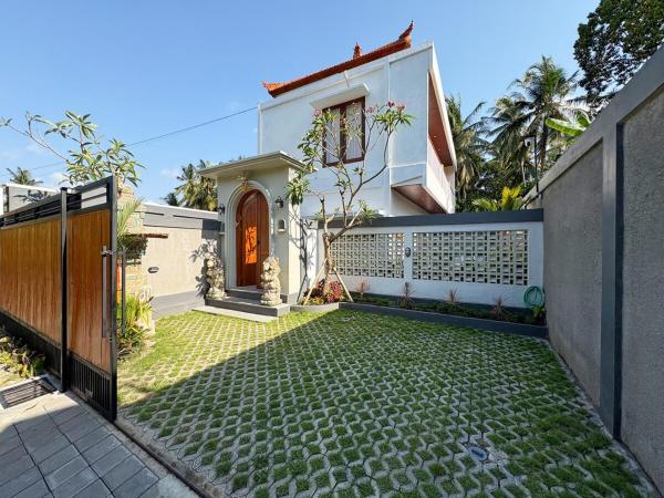 Tri Aura Villa - Jungle View 3 Bedroom in Ubud, Rezervați  Hoteluri în Bali cu parcare, Parcare