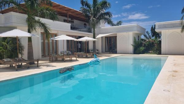 Luxury 4 BR Villa, Rezervați  Hoteluri în Coast Region cu piscină, Piscină