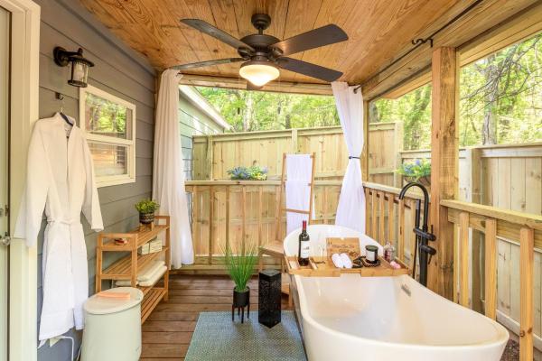 The Small Modern Villa Outdoor Tub-Unit B, Rezervați  Madison Alabama