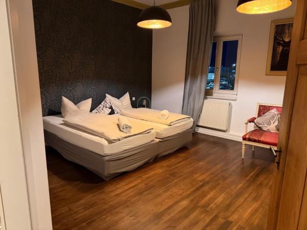 Gasthof Staudham, Rezervați  Hoteluri în Alteiselfing cu parcare, Parcare