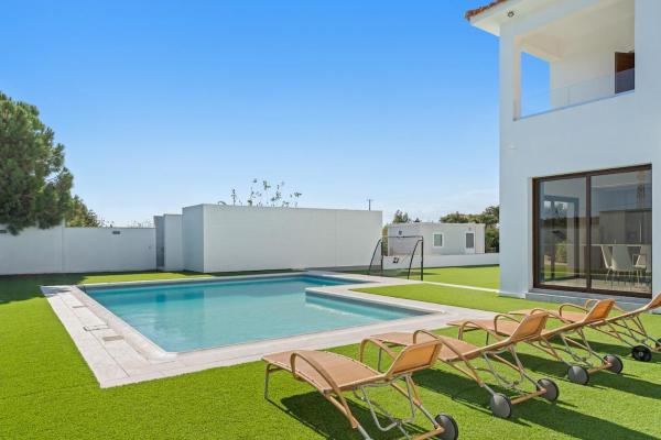 Luxury Villa Coastal Elegance, Rezervați  Hoteluri în Meneou cu piscină, Piscină