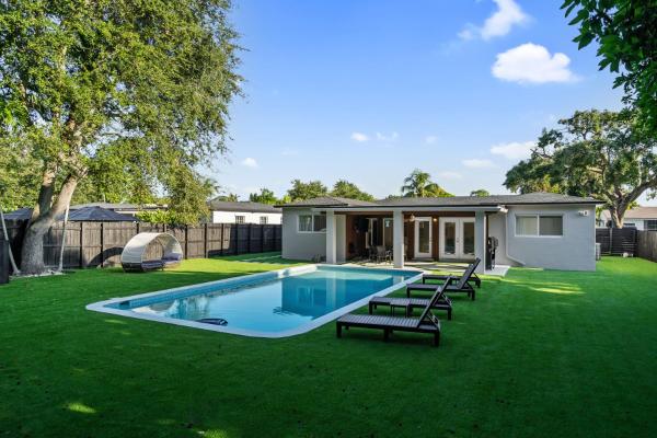 Tropical 4BR Villa with Pool, BBQ & Mini Golf Fun, Rezervați  Gold Coast Heliport Florida