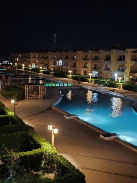 شاليه ارضي غرفتين و2 تواليت لاجولي العين السخنه عائلات فقط, Rezervați  Hoteluri în New Valley cu piscină, Piscină