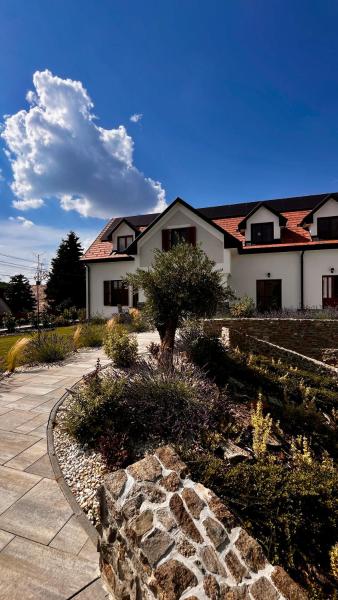 Villa Olea, Rezervați  Hoteluri în Central Transdanubia cu parcare, Parcare