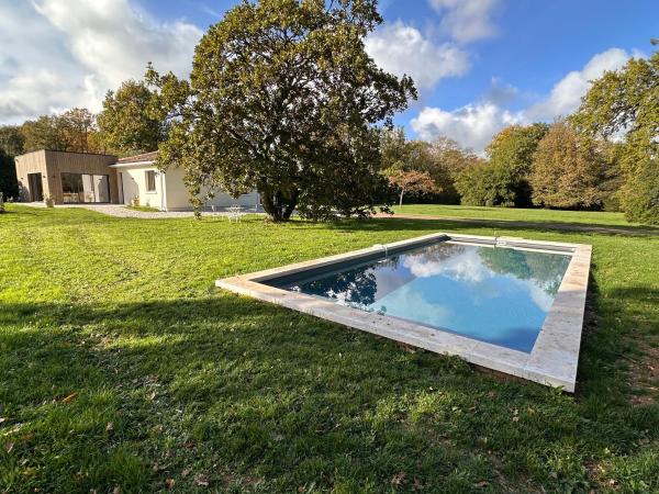 Villa Pavone, Rezervați  Hoteluri în Saint-Simeux cu piscină, Piscină