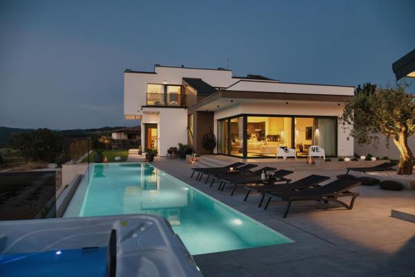 Luxury Villa Kim Momjan - Happy Rentals, Rezervați  Hoteluri în Brdo cu piscină, Piscină