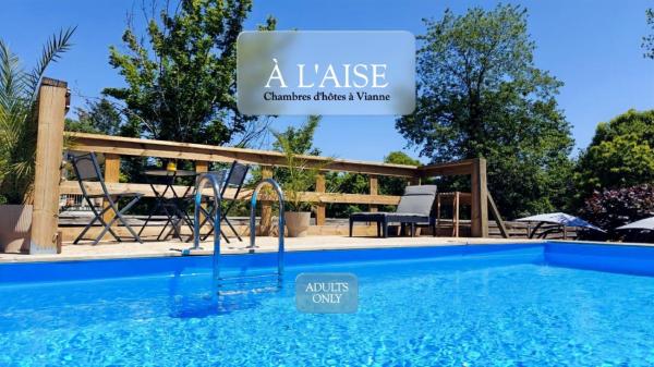 À LAISE - Chambres dhôtes à Vianne, Rezervați  Hoteluri în Vianne cu piscină, Piscină