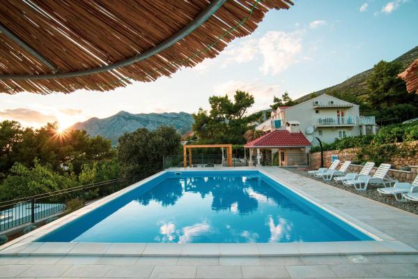 Beachfront Apartments Vala with a swimming pool, Rezervați Apartament Orebic Pelješac