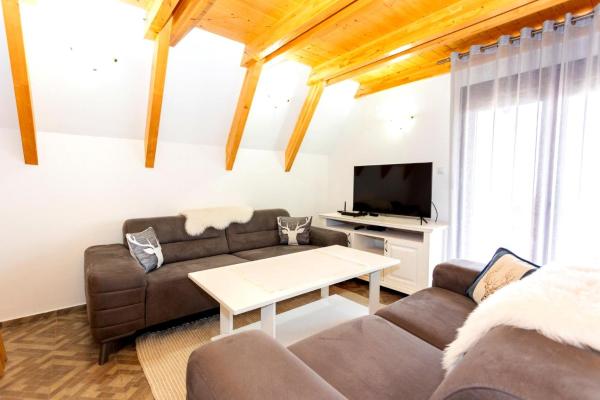 HILL VIEW Chalets, Rezervați Cabana Hoteluri în Zabljak County cu parcare, Parcare