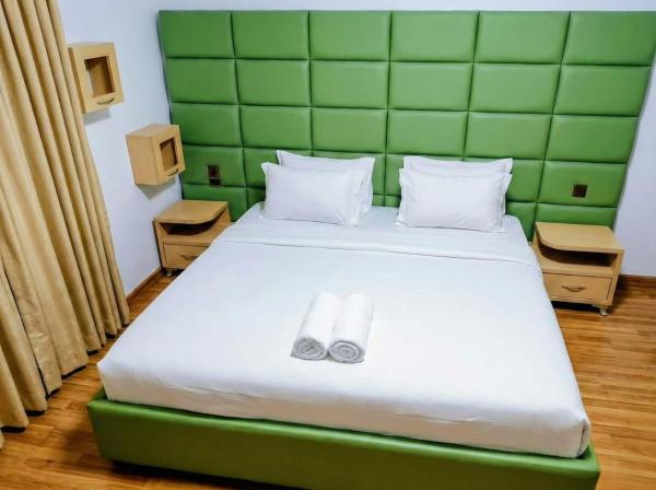 Artist City Center Hotel, Rezervați  Hoteluri în Tirana County cu parcare, Parcare