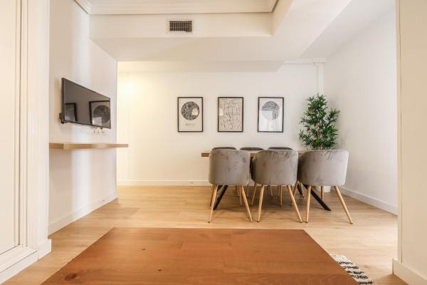 Tirso de Molina Grand Luxury Apartments & Spacious Suites, Rezervați Apartament Madrid Community of Madrid, aproape de Edificio Grassy