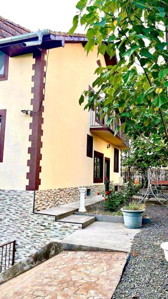 Casa Cosmina, Rezervați  Hoteluri în Şandra cu parcare, Parcare