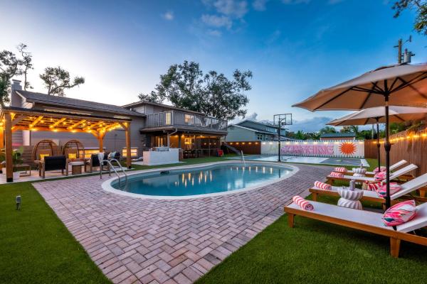 Casa Palmera Family Villa 5 Minutes to the Beach with Heated Pool and Outdoor Cinema, Rezervați  Seminole Florida